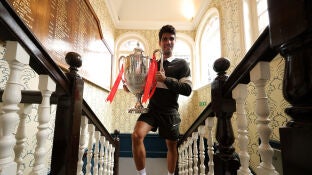 Carlos Alcaraz posa con el trofeo de campe&oacute;n de Queen's