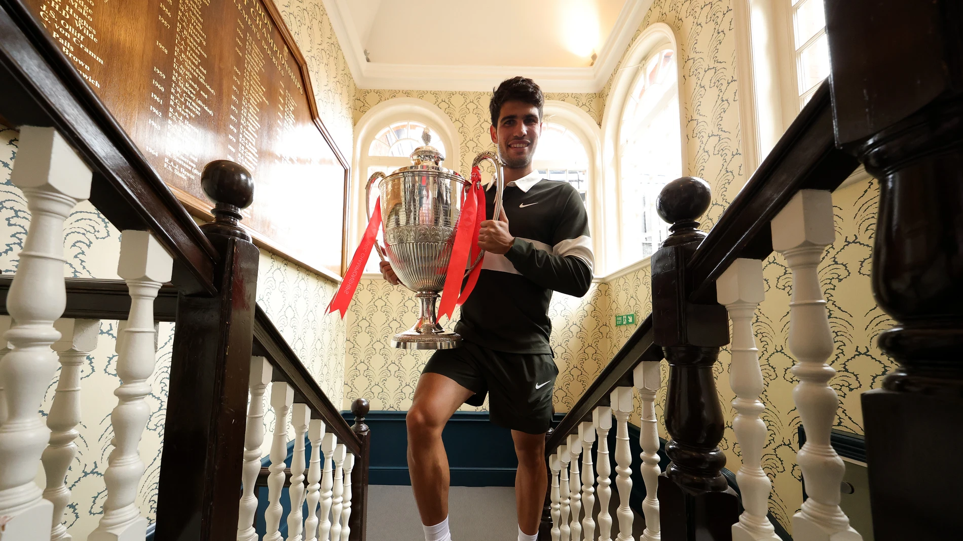 Carlos Alcaraz posa con el trofeo de campeón de Queen's Carlos Alcaraz posa con el trofeo de campeón de Queen's