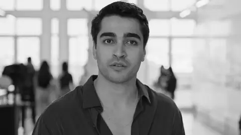 Ferit intenta sorprender a Seyran, pero termina destrozado: ¡la encuentra con Kaya en la universidad! Ferit intenta sorprender a Seyran, pero termina destrozado: ¡la encuentra con Kaya en la universidad!