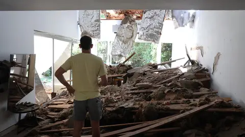 Un residente israelí inspecciona su sala de estar dañada tras un ataque con misiles iraníes contra un complejo residencial en Tel Aviv Un residente israelí inspecciona su sala de estar dañada tras un ataque con misiles iraníes contra un complejo residencial en Tel Aviv