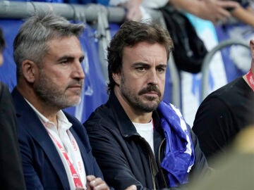 Fernando Alonso en el Carlos Tartiere viendo el Oviedo-Mirandés