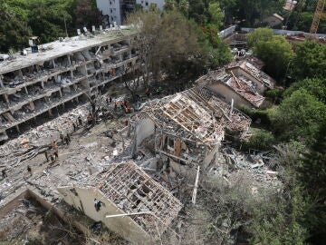 Ataque de misiles iraníes contra un complejo residencial en Tel Aviv