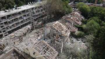 Ataque de misiles iraníes contra un complejo residencial en Tel Aviv