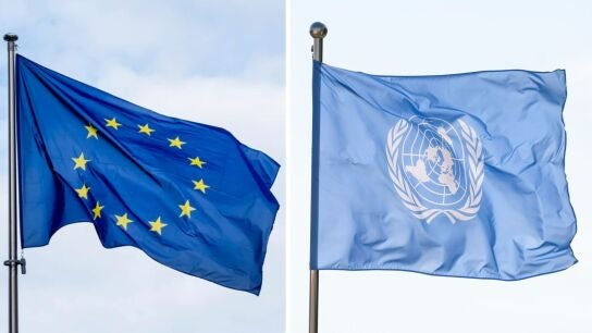 Imagen de archivo de la bandera de Uni&oacute;n Europea y de la ONU.