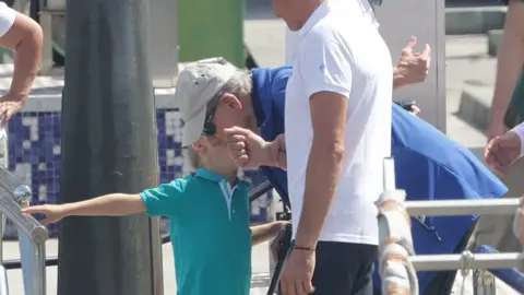 El rey Juan Carlos, cariñoso con el hijo de María Zurita El rey Juan Carlos, cariñoso con el hijo de María Zurita