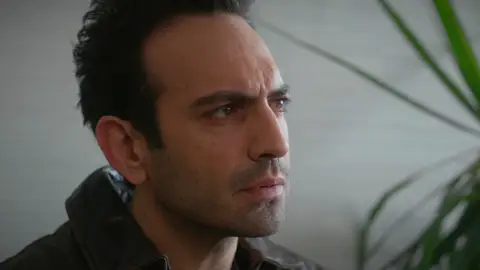 Una conversación con Tolga desarma a Evren, ¿está usando a Bahar para sanar sus propias heridas? Una conversación con Tolga desarma a Evren, ¿está usando a Bahar para sanar sus propias heridas?