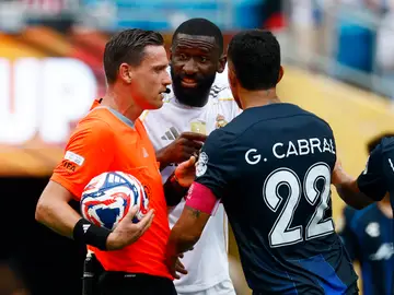 Rüdiger discute con Gustavo Cabral y con el árbitro Rüdiger discute con Gustavo Cabral y con el árbitro