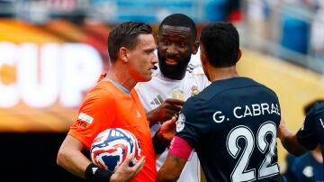 Rüdiger discute con Gustavo Cabral y con el árbitro