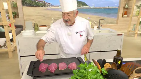 Salpimienta los solomillos, colócalos sobre la plancha Salpimienta los solomillos, colócalos sobre la plancha