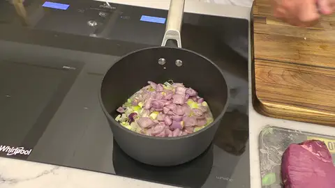 Pela las chalotas, córtalas en juliana fina y agrégalas Pela las chalotas, córtalas en juliana fina y agrégalas