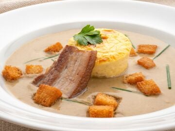 Sopa de lentejas con flan cremoso de queso