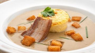 Sopa de lentejas con flan cremoso de queso