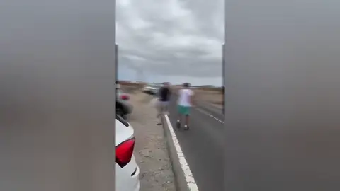 Pelea a golpes y pedradas en una carretera del sur de Tenerife Pelea a golpes y pedradas en una carretera del sur de Tenerife