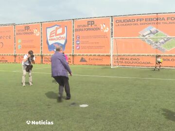 Emiliano García Page tirando un penalti