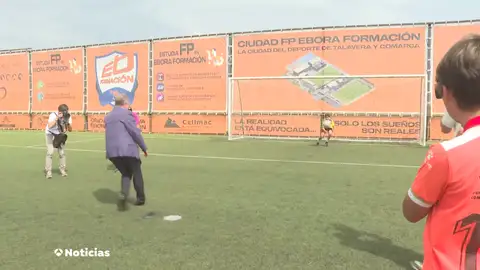 Emiliano García Page tirando un penalti Emiliano García Page tirando un penalti