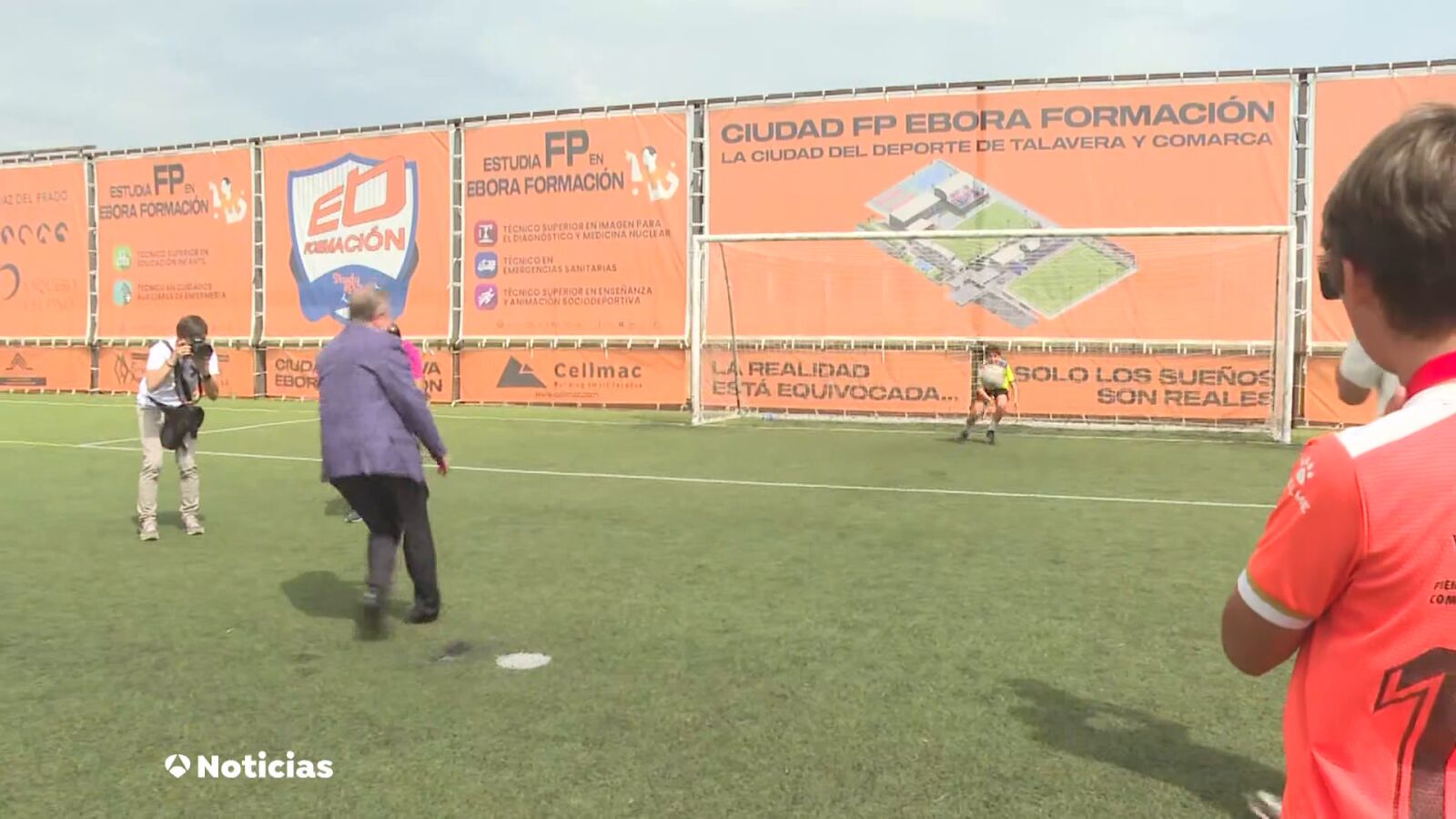 Vídeo: Tropezón de Emiliano García-Page al más puro estilo Almeida al lanzar un penalti