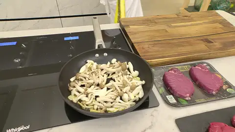 Antes de que coja color, agrega las setas, sazónalas, saltéalas Antes de que coja color, agrega las setas, sazónalas, saltéalas