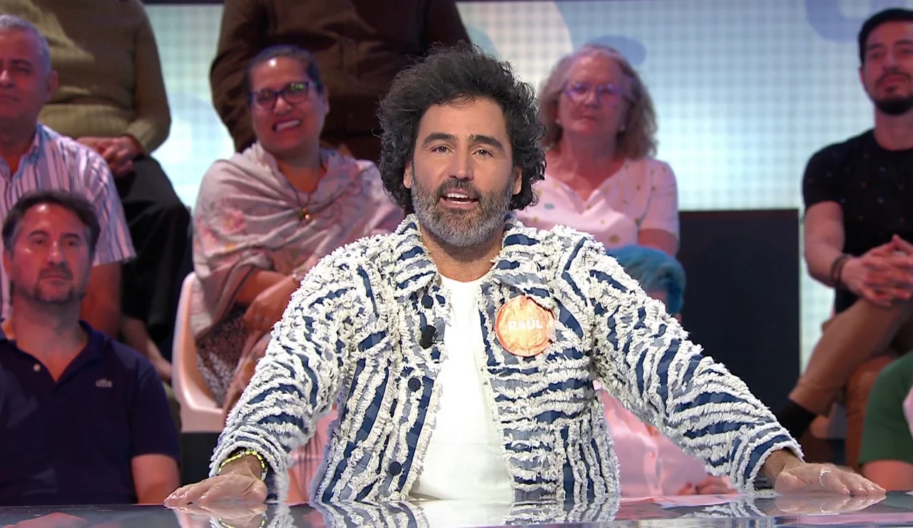 Catarata de bromas con la chaqueta de Raúl Gómez en Pasapalabra… ¡en plena ola de calor!