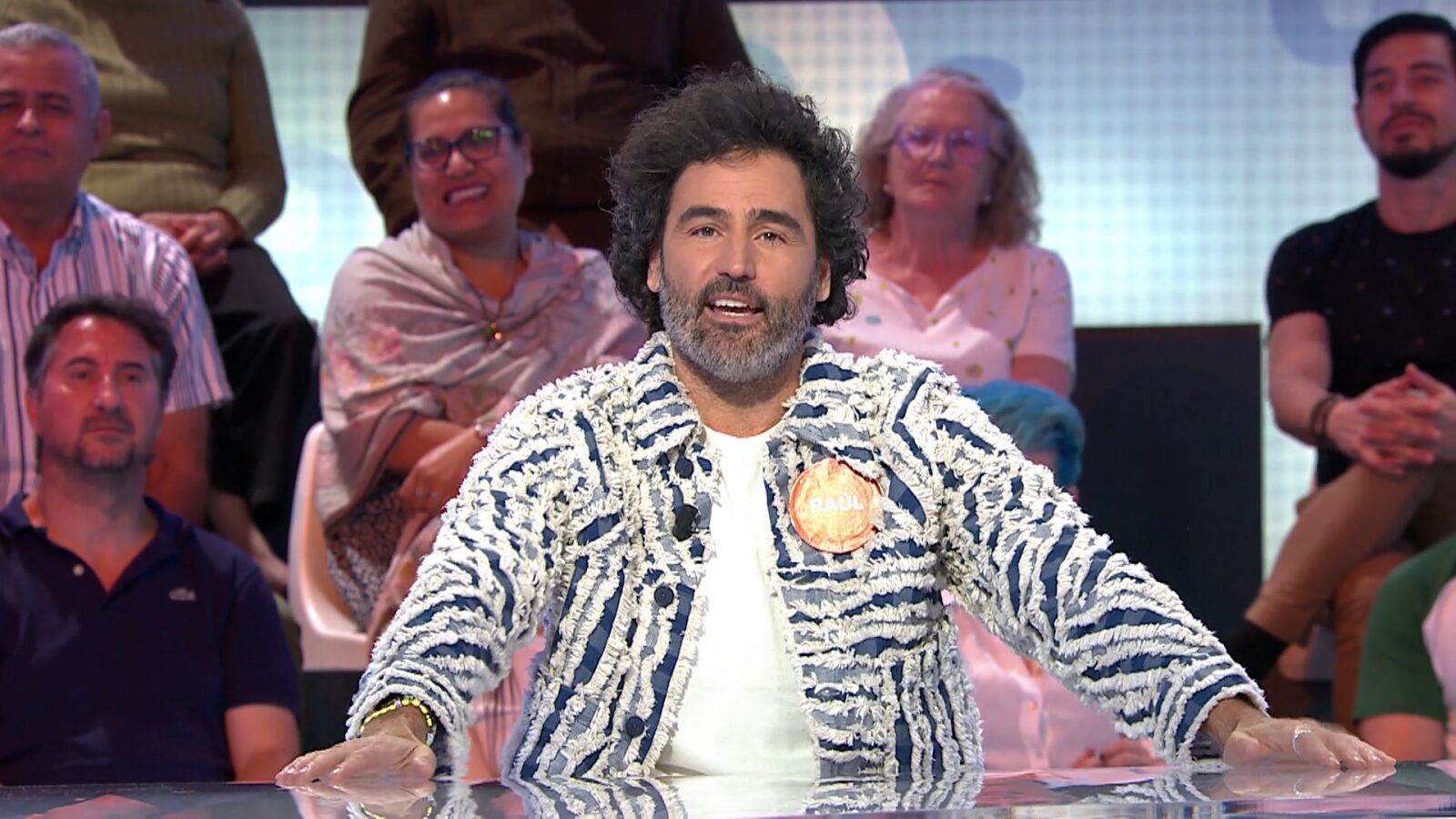 Catarata de bromas con la chaqueta de Raúl Gómez en Pasapalabra… ¡en plena ola de calor!