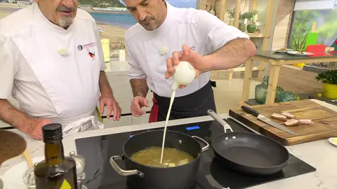 Vierte la nata y la mantequilla a la cazuela Vierte la nata y la mantequilla a la cazuela