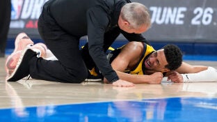 Tyrese Haliburton entre l&aacute;grimas tras su lesi&oacute;n