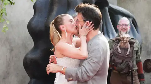 Scarlett Johansson y Jonathan Bailey se besan en la premiere en Nueva York de Jurassic World: El Renacer Scarlett Johansson y Jonathan Bailey se besan en la premiere en Nueva York de Jurassic World: El Renacer