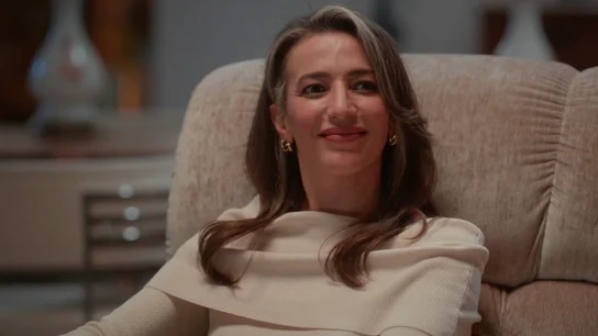 Efsun juega a ser la suegra perfecta mientras Bahar contraataca con su venganza más elegante Efsun juega a ser la suegra perfecta mientras Bahar contraataca con su venganza más elegante