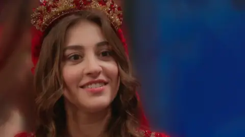 La despedida de soltera de Seren rompe las reglas y crea una nueva tradición entre mujeres fuertes La despedida de soltera de Seren rompe las reglas y crea una nueva tradición entre mujeres fuertes