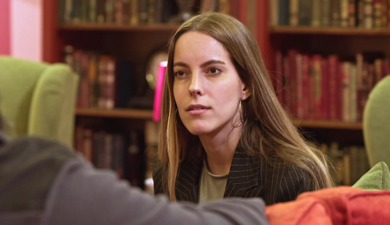 Paula intenta frenar las sospechas de Juan y Charo… ¡negando ser hija de Anuska!