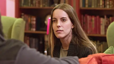 Paula intenta frenar las sospechas de Juan y Charo… ¡negando ser hija de Anuska! Paula intenta frenar las sospechas de Juan y Charo… ¡negando ser hija de Anuska!