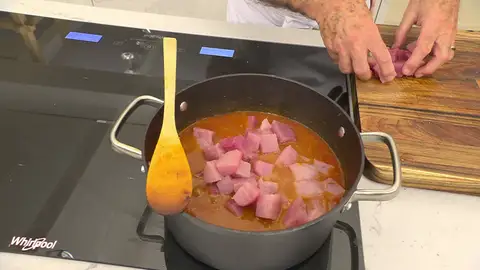 Corta el bonito en dados, sazónalos y añádelos a la cazuela Corta el bonito en dados, sazónalos y añádelos a la cazuela