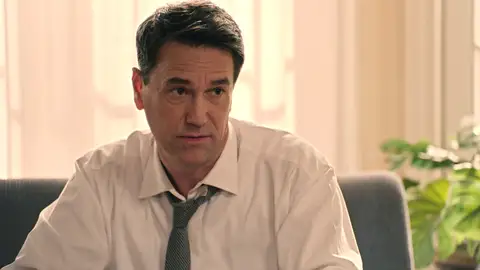 Gabriel ayuda a su tío Damián con un tema legal en la empresa Gabriel ayuda a su tío Damián con un tema legal en la empresa