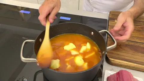 Introduce las patatas en la cazuela Introduce las patatas en la cazuela