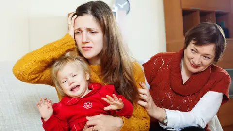 Una madre con su bebé y su suegra. Una madre con su bebé y su suegra.