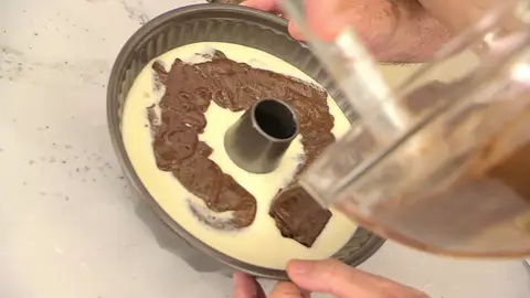 Vierte al molde la crema de flan, y a continuación la crema del brownie Vierte al molde la crema de flan, y a continuación la crema del brownie