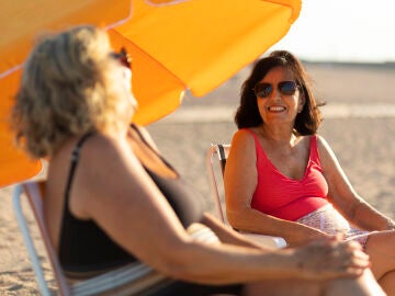 Mujeres mayores disfrutando del verano en la playa