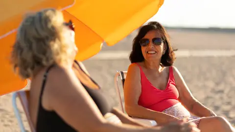 Mujeres mayores disfrutando del verano en la playa Mujeres mayores disfrutando del verano en la playa