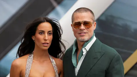 Brad Pitt y su novia Ines de Ramon en la premiere de F1 en Nueva York Brad Pitt y su novia Ines de Ramon en la premiere de F1 en Nueva York