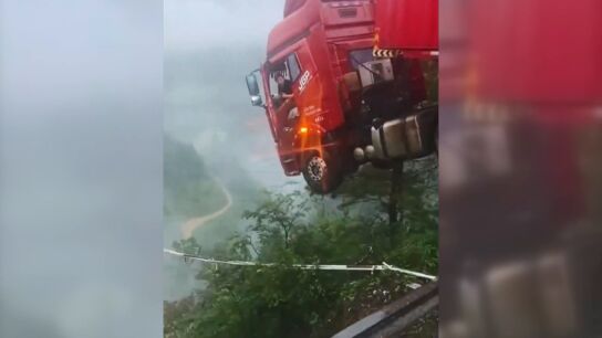 El camionero colgando del puente