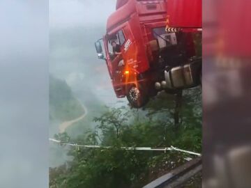 El camionero colgando del puente