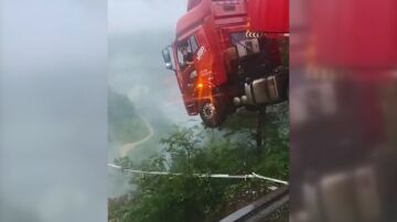 El camionero colgando del puente
