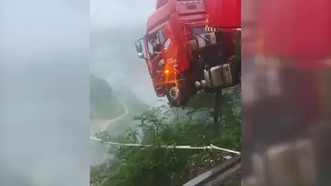 El camionero colgando del puente El camionero colgando del puente
