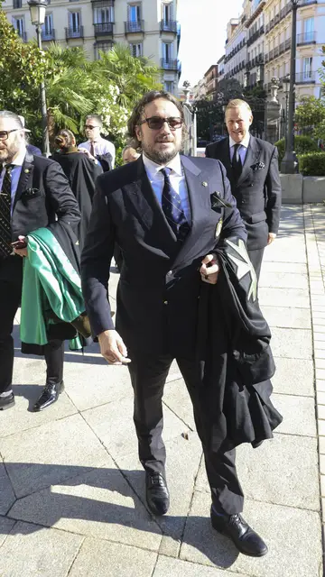 Francisco de Borbón en la misa funeral de su padre Francisco de Borbón en la misa funeral de su padre