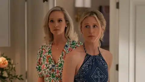 Candice King y Mamie Gummer como Bess y Carrie en We were liars Candice King y Mamie Gummer como Bess y Carrie en We were liars