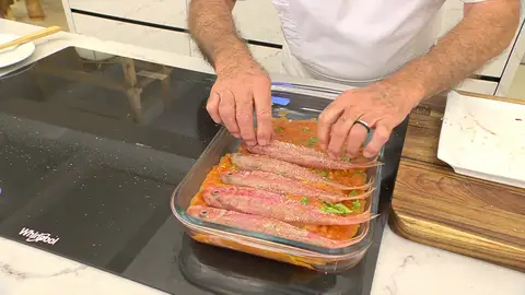 Salpimienta los salmonetes, colócalos sobre el tomate Salpimienta los salmonetes, colócalos sobre el tomate