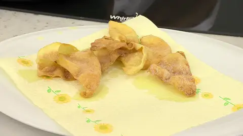 Retira, escúrrelos sobre una fuente cubierta con papel absorbente Retira, escúrrelos sobre una fuente cubierta con papel absorbente