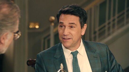 Dami&aacute;n le ofrece a Gabriel trabajar en Perfumer&iacute;as de la Reina... &iexcl;y &eacute;l acepta!
