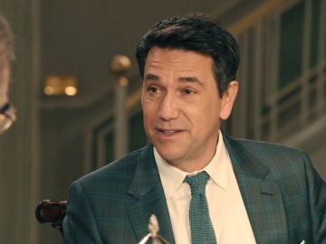 Dami&aacute;n le ofrece a Gabriel trabajar en Perfumer&iacute;as de la Reina... &iexcl;y &eacute;l acepta!