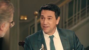 Damián le ofrece a Gabriel trabajar en Perfumerías de la Reina... ¡y él acepta!