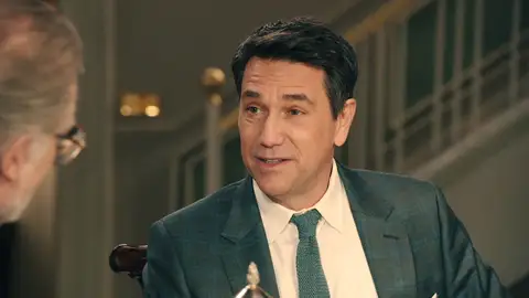 Damián le ofrece a Gabriel trabajar en Perfumerías de la Reina... ¡y él acepta! Damián le ofrece a Gabriel trabajar en Perfumerías de la Reina... ¡y él acepta!